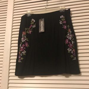 NWT! Boohoo black and floral skirt!🌸